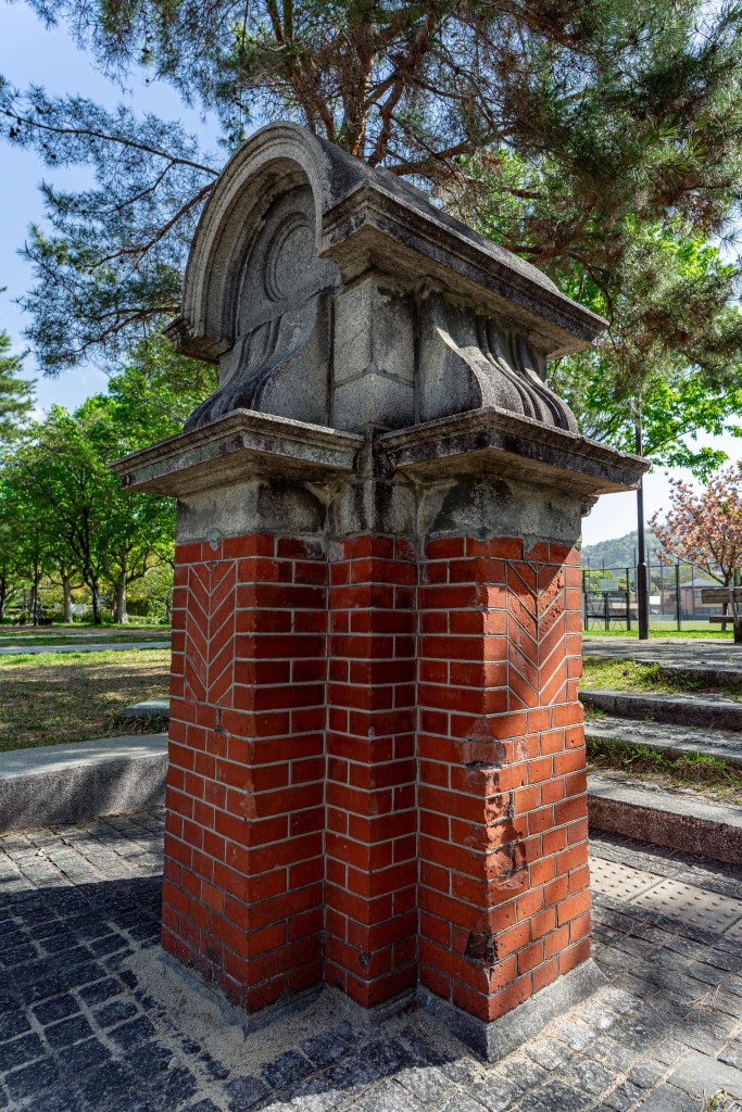 岡崎公園にある大典記念京都博覧会門柱