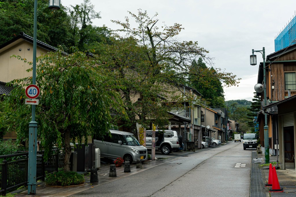 湯涌温泉の大通り